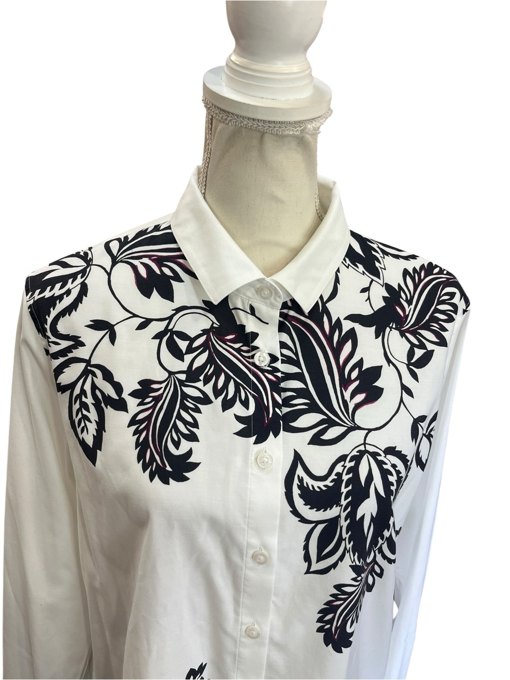 Chico’s Size 2 US 12 White Black Floral Tunic Button Down Stretch Shirt - Picture 3 of 10